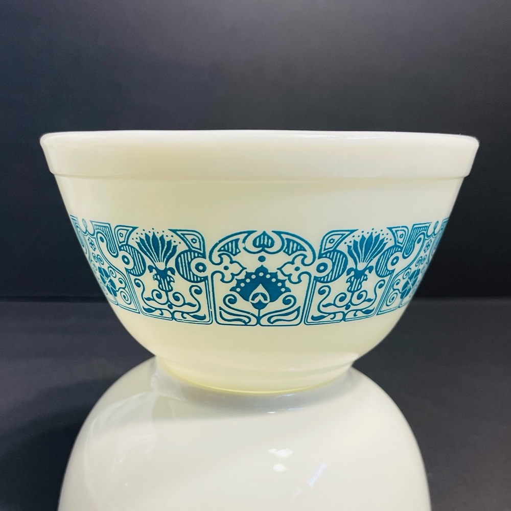 Vintage Pyrex Horizon Blue #401 - 1.5 Pint Mixing Bowl Art Deco Design EUC 1969